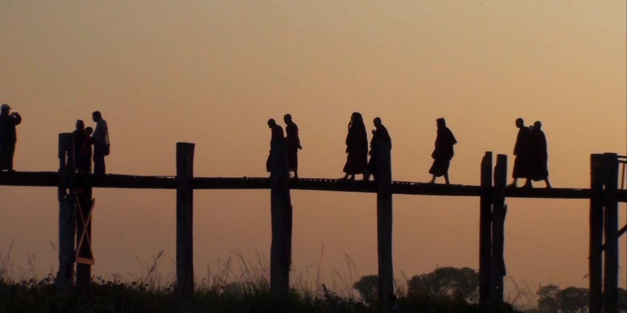 silhouettes_on_bridge_pxic4w